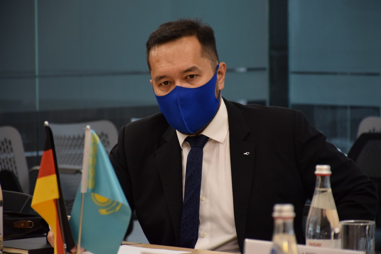 Студент өзінің мұғалімін семіз жопада трахает Қара адаммен оңаша алдау