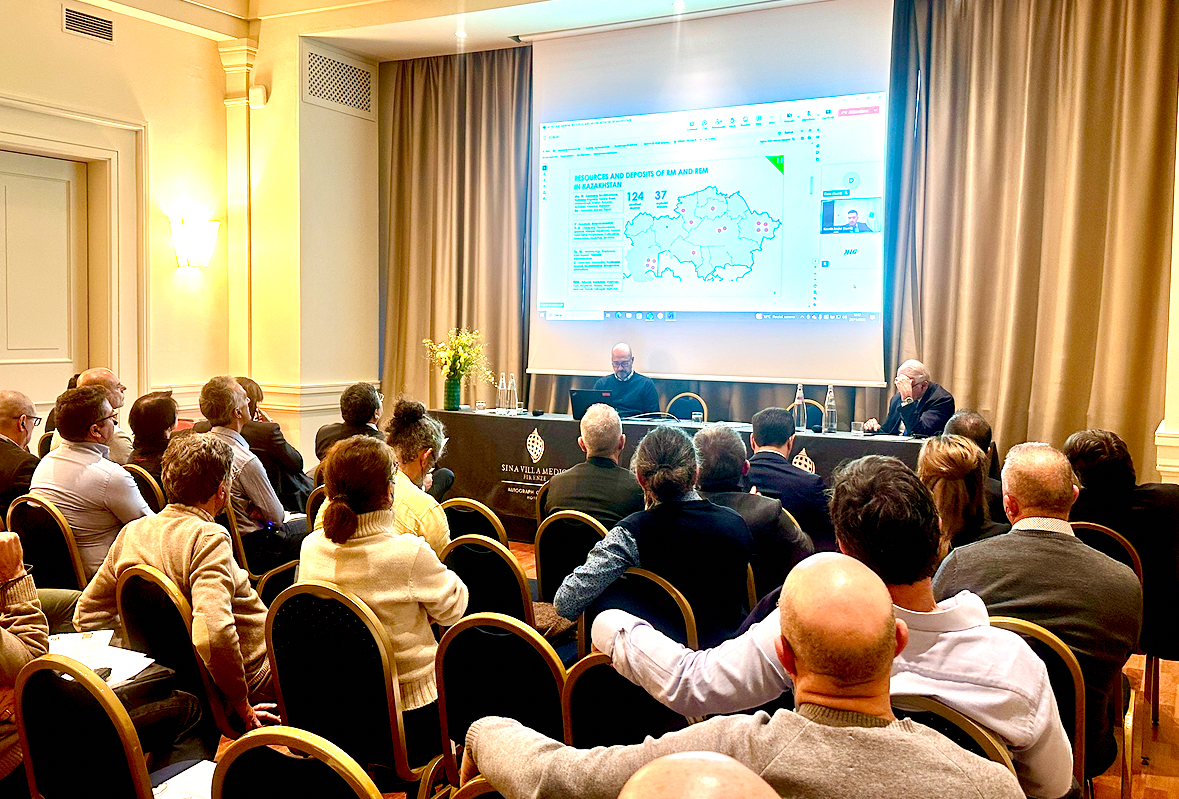 Жуынып жатқан жасырын камера қыз