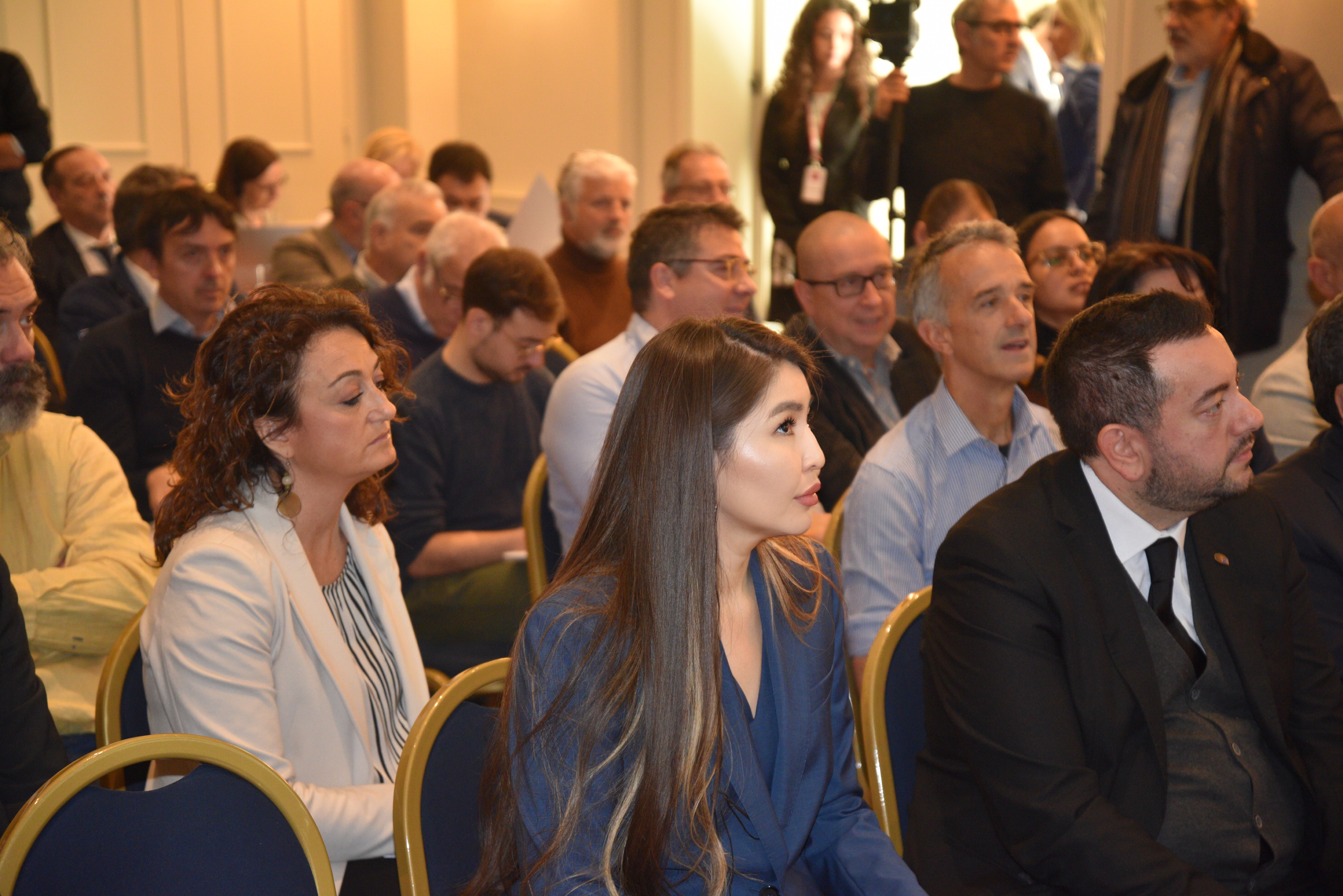 Семіз модельдердің жақыннан түсірілген порнофотосуреттері