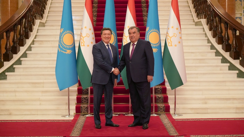 Аскар Мамин провел переговоры по расширению торгово-экономического сотрудничества с Таджикистаном