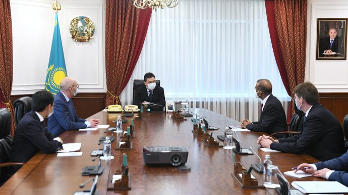 Askar Mamin discusses development of satellite internet in Kazakhstan with leadership of OneWeb
